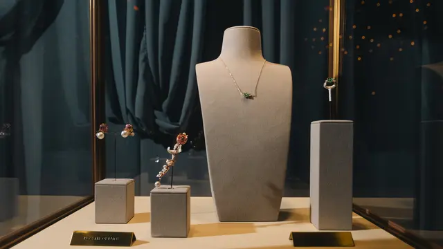 Asmara Puspa, Keindahan Motif Batik Buketan dalam Koleksi Perhiasan Rancangan Didiet Maulana x Clemence Ellery