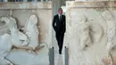 Presiden AS Barack Obama berjalan didalam Museum Acropolis Parthenon saat berkunjung ke Athena, Yunani (16/11). Kunjungan ini adalah kunjungan terakhir Obama saat menjabat sebagai presiden. (AFP/Brendan Smialowski)