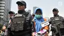 Tersangka Aulia Kesuma (tengah) digiring polisi saat dihadirkan dalam kasus istri bunuh dan bakar suami serta anak tiri di Polda Metro Jaya, Jakarta, Senin (9/9/2019). Aulia dan model yang memerankan tersangka Kelvin memeragakan tiga adegan pembakaran korban dalam mobil. (merdeka.com/Iqbal Nugroho)