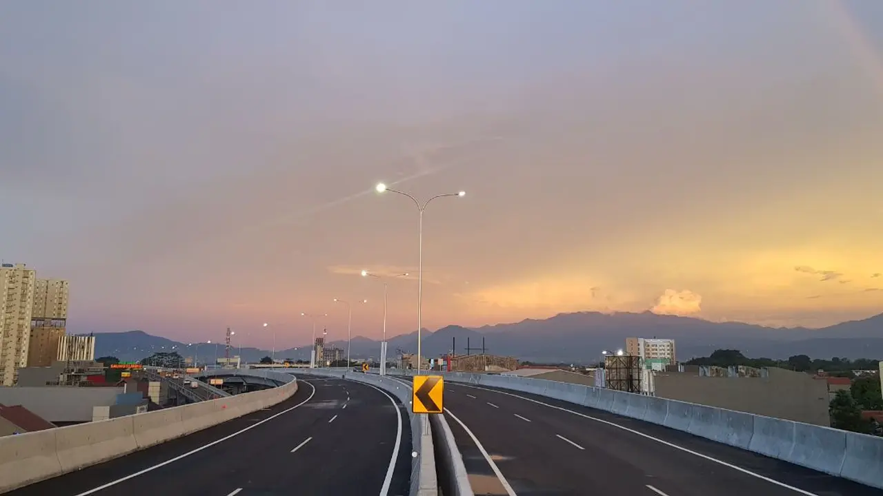 Pengelola Jalan Tol Bogor Outer Ring Road (BORR) memberlakukan kenaikan tarif tol mulai Kamis (21/6/2018). (Liputan6.com/Achmad Sudarno)