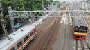 KRL melintas di jalur dwiganda atau double-double track (DDT) kawasan Jatinegara, Jakarta, Jumat (12/4). DDT segmen Jatinegara-Cakung mulai digunakan pada hari ini. (Liputan6.com/Herman Zakharia)