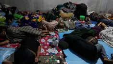 Warga korban banjir bandang di Bojong Sudika, Kec. Tarogong Kidul, Kab. Garut, terpaksa tidur menempati garasi mobil milik warga setempat, Kamis (22/9). Di kawasan padat penduduk itu diketahui sebanyak 160 rumah porak poranda. (Liputan6.com/Johan Tallo)