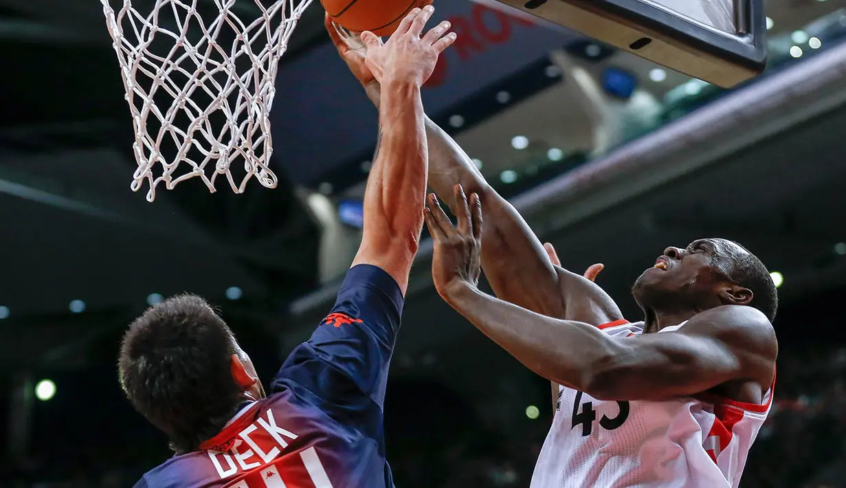 Forward Toronto Raptors, Pascal Siakam, berusaha memasukan bola saat melawan San Lorenzo pada laga pramusim NBA di Rogers Center, Toronto, Sabtu (15/10/2016). Raptors menang 122-105 atas San Lorenzo. (USA Today Sports/Kevin Sousa)