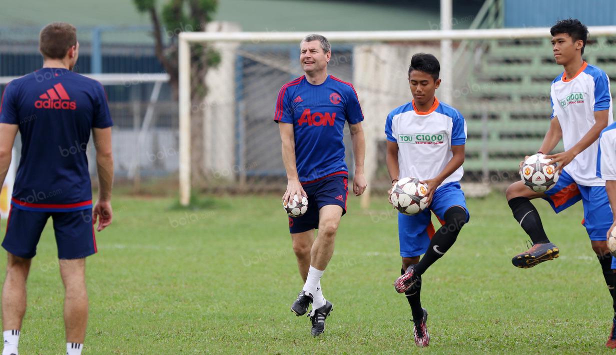 Legenda Manchester United, Denis Irwin melakukan pemanasan sebelum bertanding pada acara United Way Coaching Clinic You C 1000 di Stadion Soemantri Brojonegoro, Jakarta, Sabtu (7/5/2016). (Bola.com/Nicklas Hanoatubun)