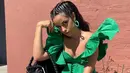 Pecinta warna hijau mungkin bisa menjadikan gaya Camila Cabello yang satu ini sebagai inspirasi. Dengan atasan bernuansa edgy, ia memadukannya dengan celana panjang hitam. Apakah tampilan ini juga menjadi favoritmu? Foto: Instagram @camila_cabello.