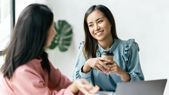 tersenyum karir dewasa