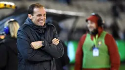 Pelatih Juventus, Massimiliano Allegri terlihat kedinginan saat menemani timnya berlaga melawan Melbourne Victory pada ajang International Champions Cup football di Melbourne, (23/7/2016). AFP/Saeed Khan)