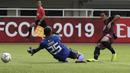 Gelandang PSM Makassar, Rizky Pellu, berusaha mencetak gol ke gawang Kaya FC-Iloilo pada laga AFC Cup 2019 di Stadion Pakansari, Bogor, Selasa (2/4). Kedua tim bermain imbang 1-1. (Bola.com/Yoppy Renato)