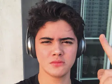 Unggahan Aliando dengan gaya foto selfie ini sukses mencuri perhatian netizen. Bagaimana tidak, lewat laman Instagram pribadinya, pria 26 tahun itu sangat jarang mengunggah potret selfie. (Liputan6.com/IG/@aliandooo).