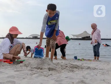 Warga berwisata di Pantai Lagoon, Taman Impian Jaya Ancol, Jakarta, Selasa (13/5/2025). (Liputan6.com/Herman Zakharia)