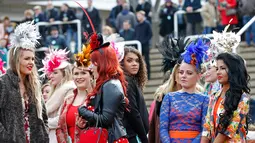 Gaya sejumlah wanita cantik jelang pembukaan ajang Pacuan Kuda dalam Festival Cheltenham di Inggris (16/3). Ladies Day merupakan berkumpulnya wanita-wanita cantik berpakaian seperti bangsawan. (REUTERS/Paul Childs)