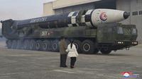 Foto yang dirilis pada 19 November 2022 ini menunjukkan pemimpin Korea Utara Kim Jong-un bersama putrinya memeriksa rudal balistik antarbenua Hwasong-17 di Bandara Internasional Pyongyang di Pyongyang, Jumat (18/11/2022). Momen ini menarik perhatian tajam pada anggota generasi keempat dari keluarga dinasti yang telah memerintah Korea Utara selama lebih dari tujuh dekade. (Korean Central News Agency/Korea News Service via AP)
