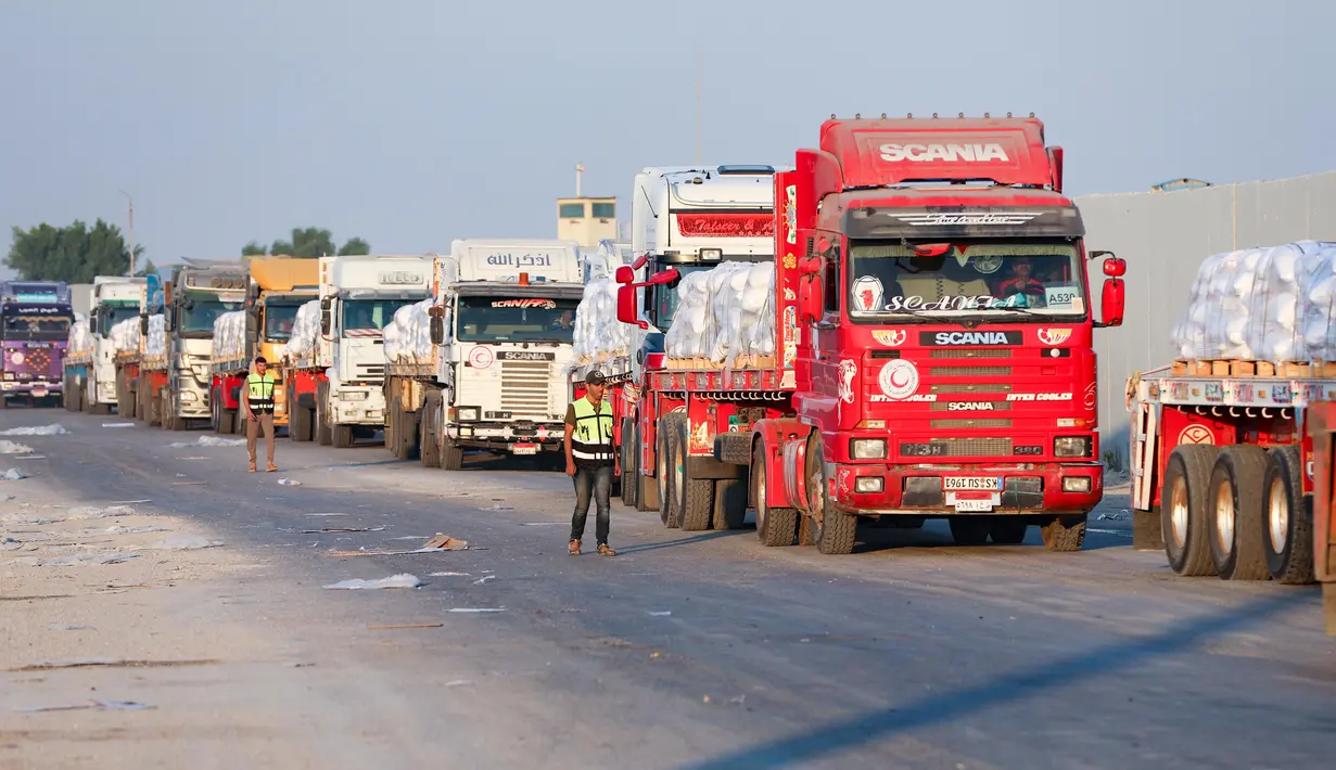 Setelah berminggu-minggu tekanan internasional dan peringatan serius akan ancaman kelaparan, bantuan kemanusiaan mulai mengalir ke Jalur Gaza. (Foto oleh AFP)