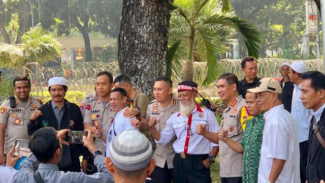 Demonstran patung kuda kawal Putusan Sengketa Pilpres di MK