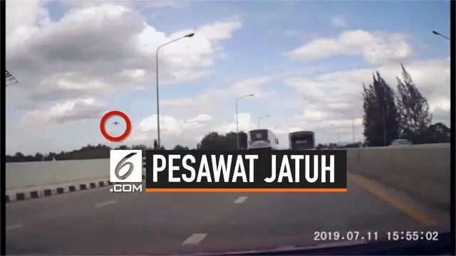 Mengarahkan pesawat yang jatuh menjauhi permukiman warga hingga selamatkan puluhan nyawa, seorang pilot Thailand terpaksa meregang nyawa. Sang pilot pun dicap sebagai pahlawan.