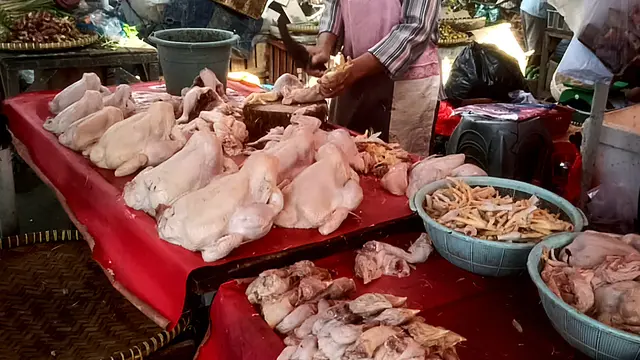 Pedagang daging ayam di Pasar Pasir Gintung mengeluh sepi pembeli. Foto : (Liputan6.com/Ardi).