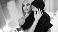 Saint West, anak Kim Kardashian dan Kanye West menghabiskan beberapa hari pada akhir tahun 2017 di rumah sakit karena terjangkit pneumonia atau paru-paru basah. (instagram/kimkardashian)