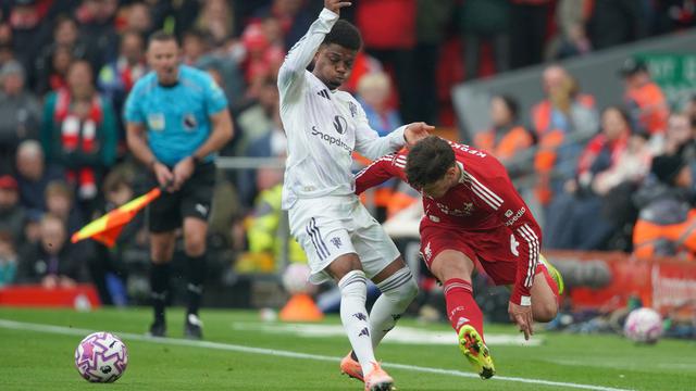 Pemain Liverpool, Milos Kerkez (kanan), berebut bola dengan pemain Manchester United, Amad Diallo