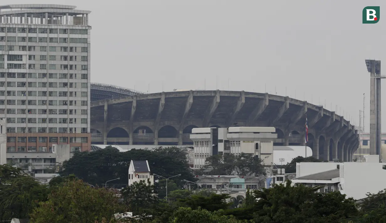 Suasana tampak luar dari Stadion Rajamangala, Bangkok, Jumat (16/11). Stadion dengan kapasitas 49.722 kursi itu akan menggelar laga Piala AFF 2018 antara Thailand melawan Timnas Indonesia. (Bola.com/M. Iqbal Ichsan)