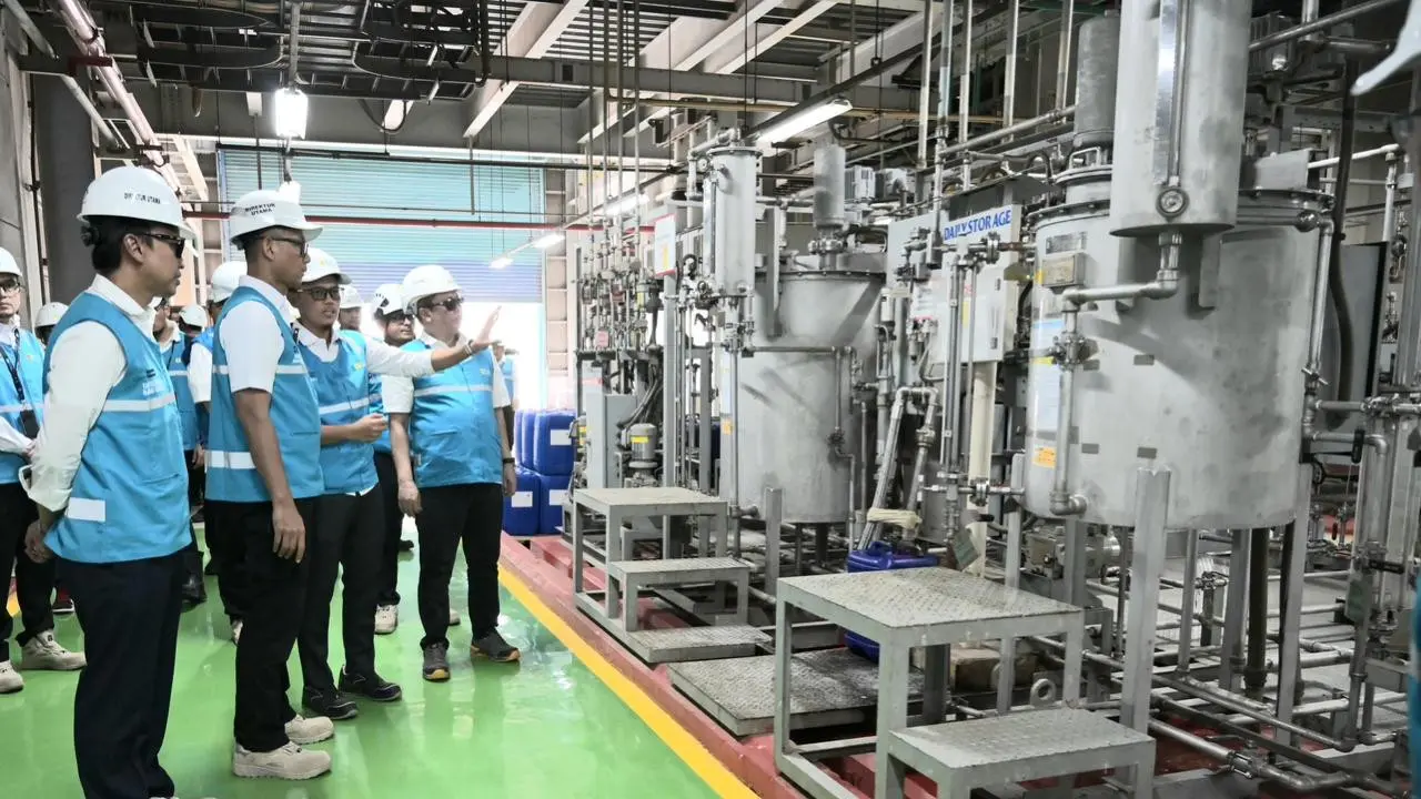 Direktur Utama PLN, Darmawan Prasodjo saat meninjau area chemical pump di Pembangkit Listrik Tenaga Gas dan Uap (PLTGU) Cilegon, Senin, 16 Maret 2026. (Foto: PLN)