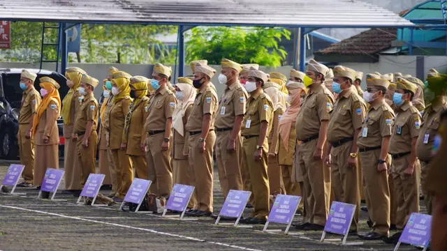 Pemerintah Daerah (Pemda) Garut, Jawa Barat segera mengajukan sekitar 2.300 orang tenaga honorer menjadi Aparatur Sipil Negara (ASN) melalui jalur Pegawai Pemerintah dengan Perjanjian Kerja (PPPK) tahun ini. (Liputan6.com/Jayadi Supriadin)