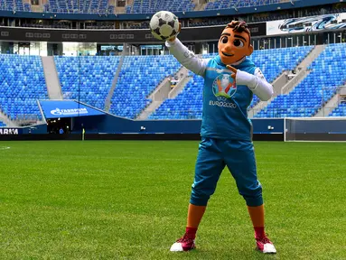 Skillzy, maskot resmi Piala Eropa 2020 berpose saat presentasi di Stadion Saint Petersburg, Rusia (27/3). Kota Saint Petersburg akan menyelenggarakan empat pertandingan termasuk pertandingan perempat final selama UEFA Euro 2020. (AFP Photo/Olga Maltseva)