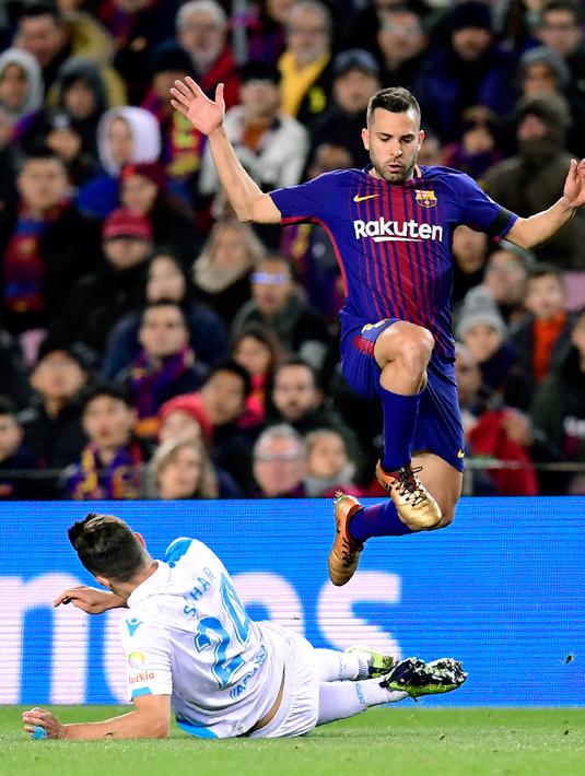 Pemain Barcelona, Jordi Alba berebut bola dengan bek Deportivo La Coruna, Fabian Schaer pada pertandingan pekan ke-16 La Liga di Stadion Camp Nou, Senin (18/12). Barcelona menekuk tamunya Deportivo La Coruna dengan skor telak 4-0. (JAVIER SORIANO/AFP)