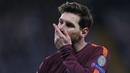 Gelandang Barcelona, Lionel Messi, bersiap menghadapi Chelsea pada laga Liga Champions di Stadion Stamford Bridge, London, Selasa (20/2/2018). Hingga babak pertama usai kedudukan masinh imbang 0-0. (AFP/Glyn Kirk)