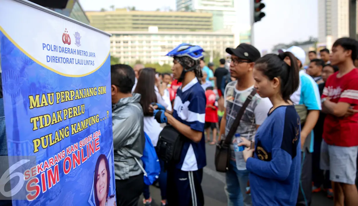 Warga mengantri membuat SIM secara Online di Jakarta, Minggu (27/9/2015). HUT Polantas ke-60 yang diselenggarakan oleh Polda Metro jaya ini sekaligus me-launching SIM online sebagai upaya meningkatkan kualitas pelayanan Polri. (Liputan6.com/Faizal Fanani)