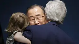 Sekjen PBB, Ban Ki -moon (tengah) berbincang dengan Menteri Luar Negeri AS John Kerry yang membawa cucunya di Markas Besar PBB, Manhattan, New York, AS (22/4). Menteri Luar Negeri AS membawa cucunya yang masih berusia dua tahun. (REUTERS / Carlo Allegri)
