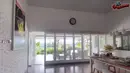 Ruang tengah rumah memiliki teras yang cukup luas. Dari teras tersebut, terlihat pemandangan yang begitu indah. (YouTube/VaLent Fun)