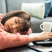 Ilustrasi perempuan mengantuk saat bekerja/copyrightshutterstock/xmee