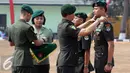Letkol Inf Rionardo memasangkan tanda jabatan Mayor Inf Agus H Yudhoyono saat upacara sertijab di Markas Yonif Mekanis 203, Tangerang (22/8/2015). Agus resmi menjabat Komandan Batalyon Infanteri Mekanis 203. (Liputan6.com/Helmi Afandi)