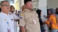 Wakil Gubernur (Wagub) DKI Jakarta, Rano Karno, mengunjungi Rumah Susun (Rusun) Sederhana Sewa Persaki di Daan Mogot, Jakarta, pada Jumat (21/2/2025). (Liputan6.com/Fauziah)