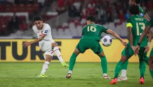 Gelandang Timnas Indonesia, Marselino Ferdinan,&nbsp;mencetak gol ke Gawang Arab Saudi pada matchday 6 Kualifikasi Piala Dunia 2026 Zona Asia di Stadion Utama Gelora Bung Karno (SUGBK), pada Selasa (19/11/2024) malam WIB. (Bola.com/Abdul Aziz)