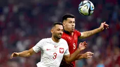 Pemain Polandia Mateusz Wieteska (kiri) berebut bola dengan pemain Albania Mirlind Daku (kanan) pada pertandingan sepak bola Grup E Kualifikasi Euro 2024 di Tirana, Albania, Minggu (10/9/2023). (AP Photo/Franc Zhurda)
