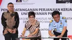 Kepala Kantor Imigrasi Kelas I Khusus Jakarta Barat, Lumaksono (kanan) Direktur Lippo Mall Puri, Rita Yovita (tengah) menandatangani MOU kerjasama pembukaan gerai layanan paspor pertama se-Indonesia di Jakarta, Selasa (16/10). (Merdeka.com/Arie Basuki)