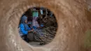 Para pekerja membuat keranjang dari bambu di tempat kerja mereka, Sleman, Yogyakarta pada 9 April 2025. (DEVI RAHMAN/AFP)