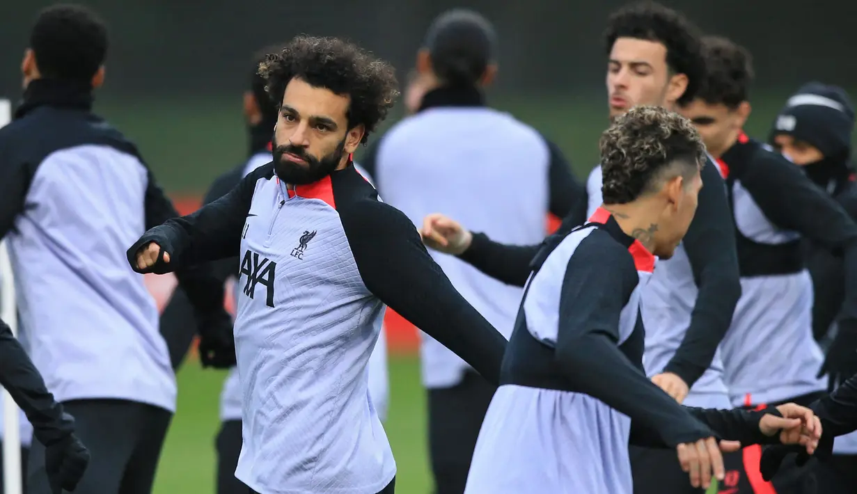 Pemain Liverpool Mohamed Salah (kiri) dan rekan satu timnya mengambil bagian dalam sesi latihan tim di Pusat Pelatihan AXA, Liverpool, Inggris, 20 Februari 2023. Liverpool akan menghadapi pertandingan sepak bola leg pertama babak 16 besar Liga Champions UEFA melawan Real Madrid. (Lindsey Parnaby/AFP)