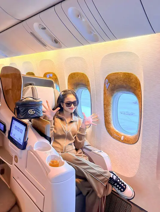 <p>Dari akun Instagram pribadinya, Fuji An terlihat sedang perjalanan liburan ke Eropa. Sebagai brand ambassador sebuah produk skincare, ia diajak liburan dengan artis Indonesia lainnya. [Foto: Instagram/fuji_an]</p>