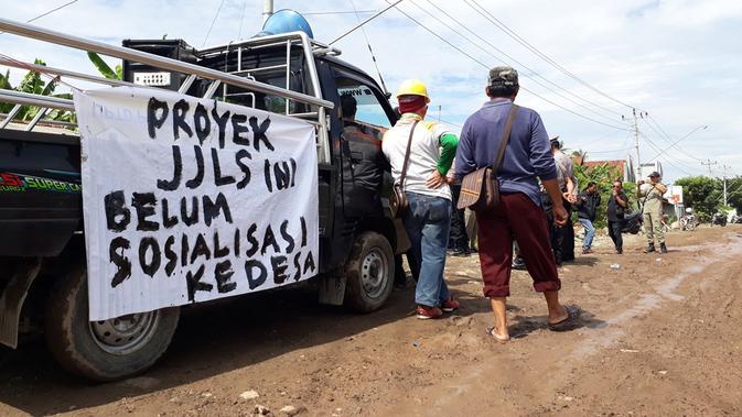 Seratusan warga sejumlah desa terdampak pembangunan JJLS Cilacap demonstrasi menuntut penanggulangan dampak negatif proyek. (Foto: Liputan6.com/Muhamad Ridlo)