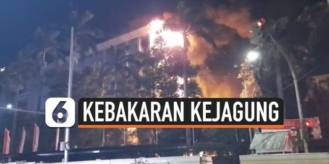 VIDEO: Kebakaran Hebat Gedung Kejaksaan Agung RI, 21 Damkar Dikerahkan