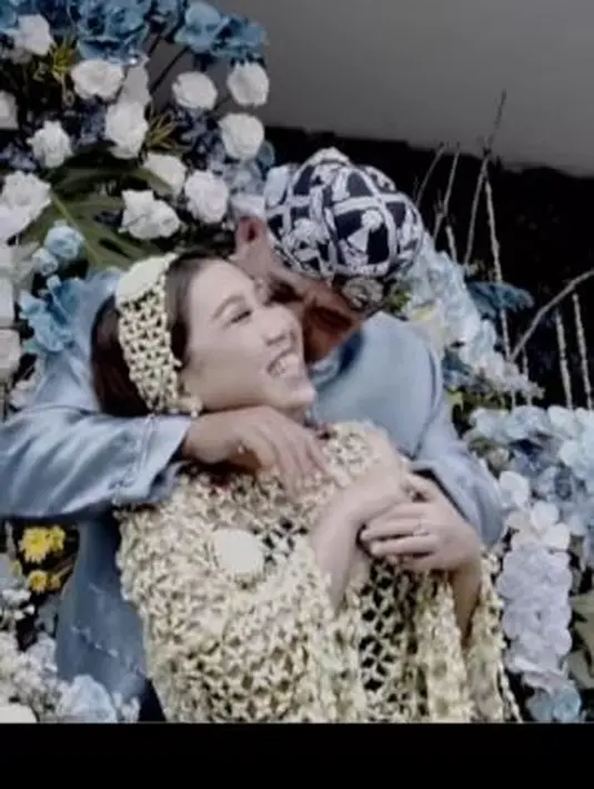 Kiky menulis caption menyentuh untuk sang ayah. "Anak perempuan adalah milik ayahnya sampai ia menikah. Mungkin tidak seperti ibu yang bisa setiap saat menggenggam tanganku. Tapi ayah, akan selamanya menjaga hatiku." [Instagram/kikysaputrii]