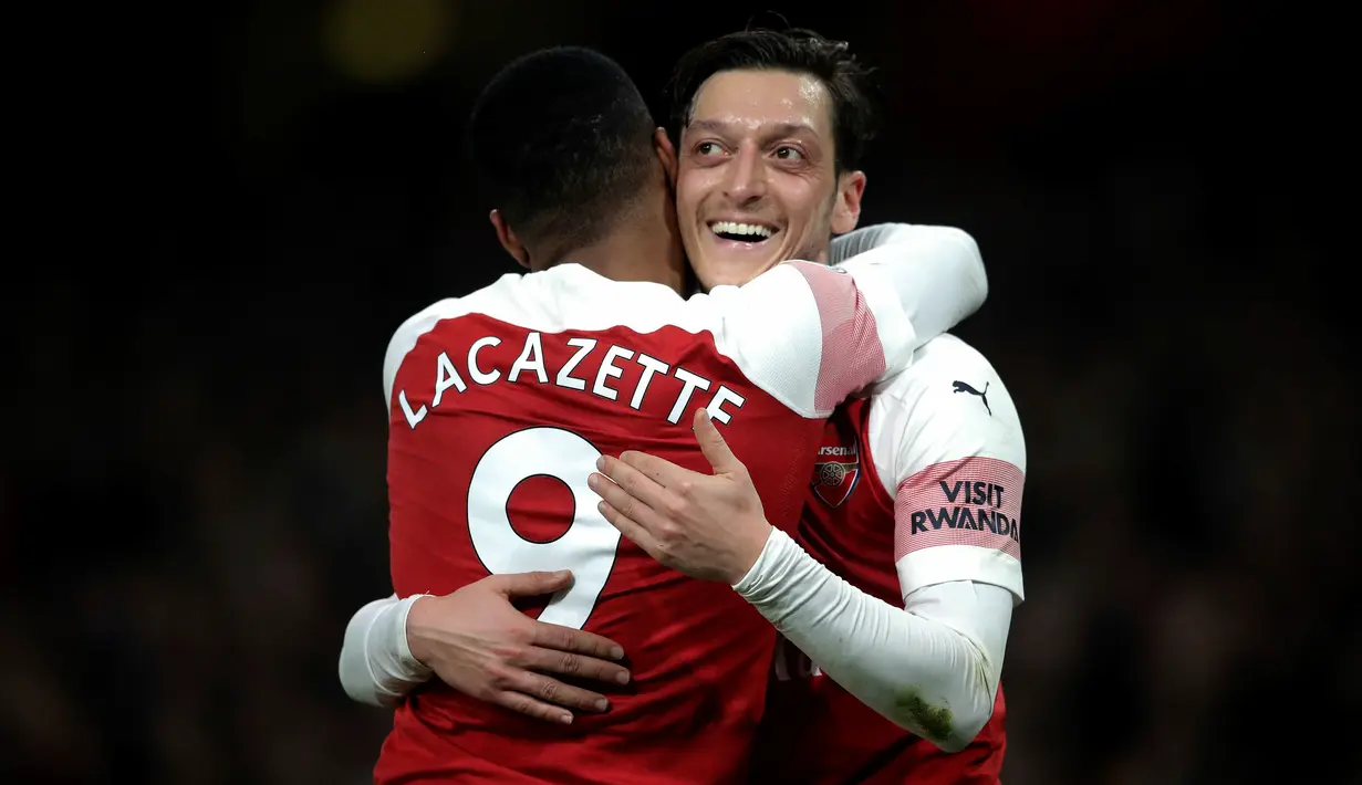 Penyerang Arsenal, Alexandre Lacazette berselebrasi setelah mencetak gol ke gawang Bournemouth pada laga lanjutan Liga Inggris, 2018-19 pekan ke-28 di Emirates Stadium, Rabu (27/2). The Gunners sukses menghantam Bournemouth 5-1. (Adam Davy/PA via AP)