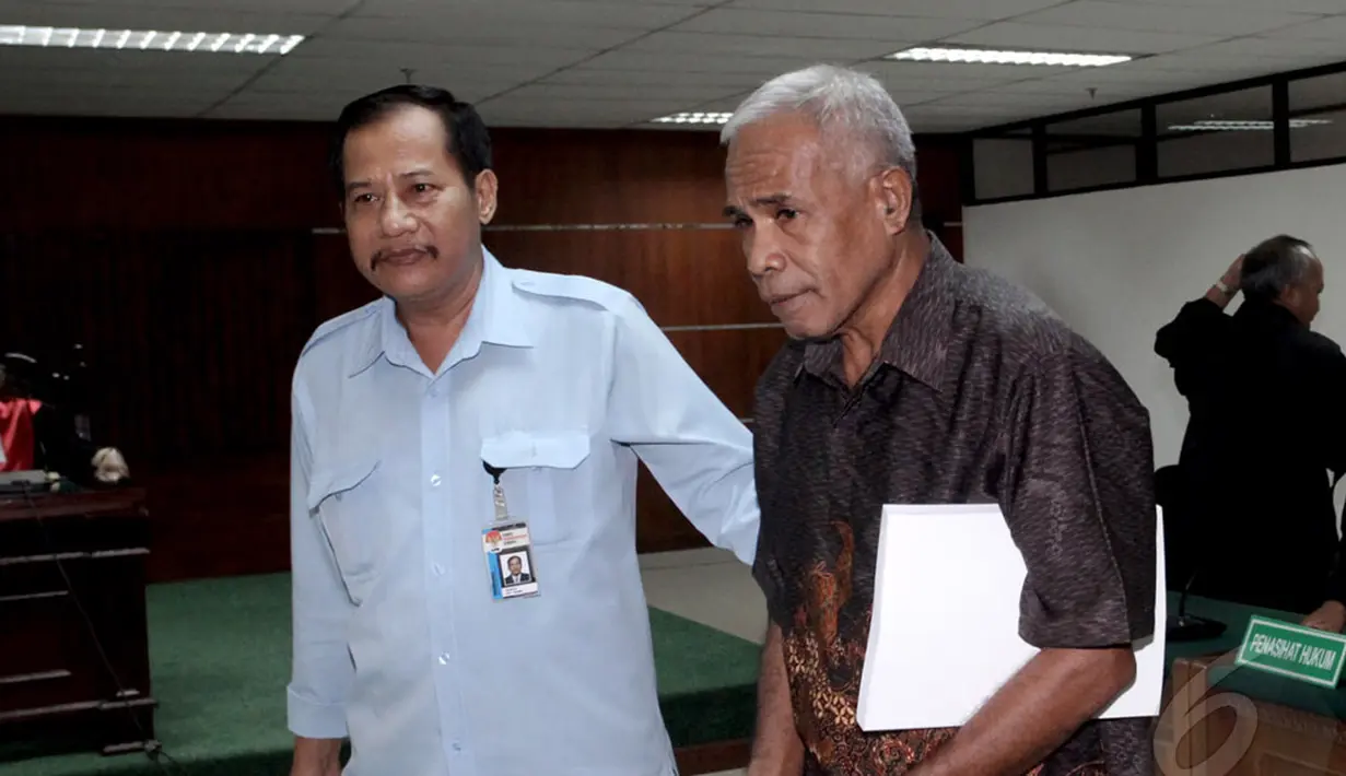 Bupati Biak Numfor, Yesaya Sombuk terlihat tak bersemangat usai menjalani sidang yang berisi tuntutan jaksa, Pengadilan Tipikor, Jakarta, Senin (29/9/2014) (Liputan6.com/Miftahul Hayat)