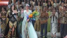 Miss Universe 2014, Paulina Vega (kiri) bersama Puteri Indonesia 2015 Anindya Kusuma Putri berfoto bersama usai pemilihan kontes kecantikan yang diselenggarakan di JCC, Jumat (20/2). (Liputan6.com/Herman Zakharia)