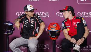Jorge Martin (kiri) bersama Marc Marquez pada sesi konferensi pers. (Karim JAAFAR / AFP)