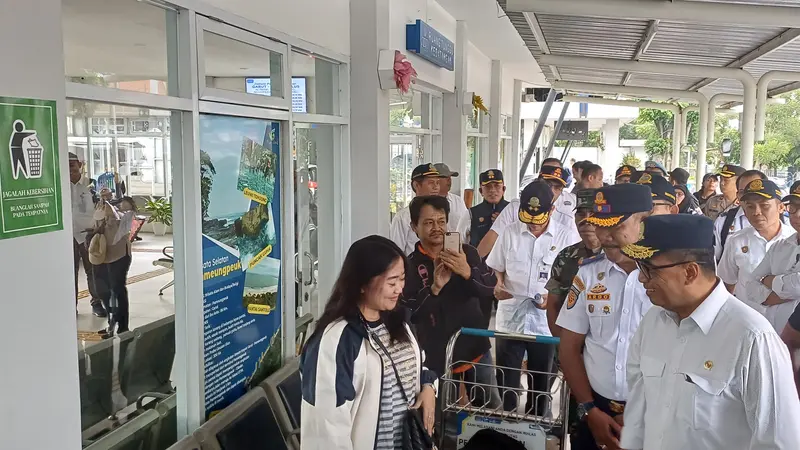 Menteri Perhubungan (Menhub) Budi Karya Sumadi mengunjungi Terminal Tipe A Guntur Melati Garut, Minggu (4/2/2024). (Maulandy/Liputan6.com) 