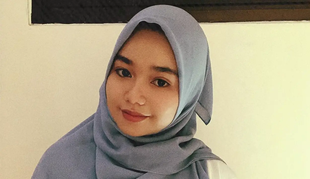 Penampilan pedangdut Aulia memang tak pernah mengecewakan. Aksinya di atas panggung selalu totalitas. Namun tak hanya cantik dengan kostum panggung, ia juga menawan dengan balutan hijab. (Liputan6.com/IG/@da4_aulia)