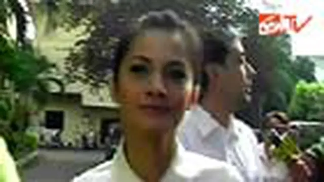 Pesinetron dan presenter Cut Tari, diperiksa sebagai saksi di Mabes Polri, terkait video porno mirip dirinya dan penyanyi Ariel Peterpan. Namun Ariel dan Luna Maya tidak muncul untuk menjalani pemeriksaan. 